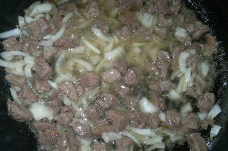 Pokrój cebulę i włóż do mięsa