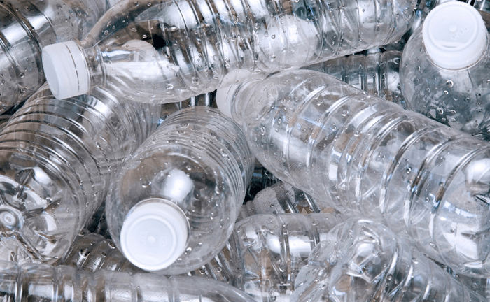 в першу чергу пластикові пляшки і флакони   виручка щороку   9 тисяч рублів   за 900 кіло   з під'їзду в 9-поверховому будинку,   тобто 8 кг з людини
