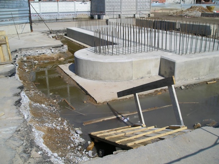 Результатом проведеної процедури є міцне обтиснення арматурою бетону