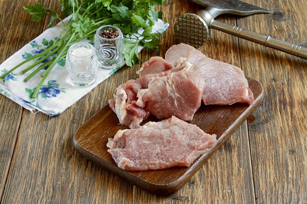Серед безлічі варіантів приготування свинини з картоплею в духовці виділимо рецепт зі сметаною