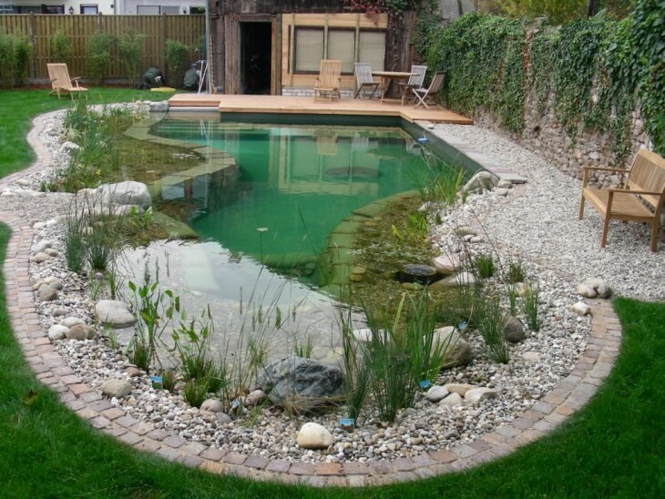 Міні басейн, створений своїми руками, стає частіше за все не тільки місцем для водних процедур, а й улюбленим куточком відпочинку
