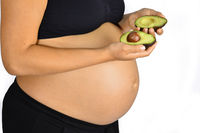 Авокадо показаний вагітним, незалежно від терміну вагітності, оскільки благотворно впливає і на стан плода в материнській утробі, і на саму майбутню породіллю