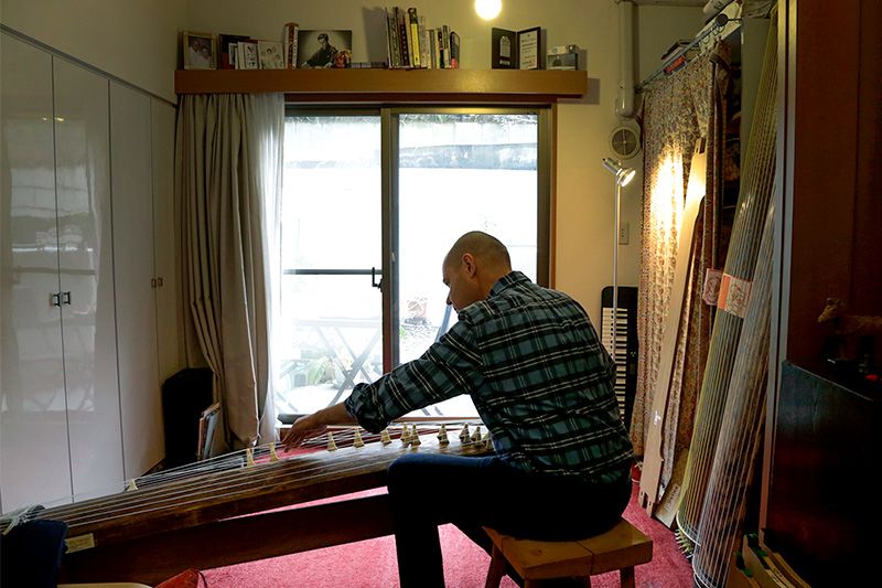 Картіс Паттерсон у себе вдома на книжковій полиці тримає портрет Саваї Тадао