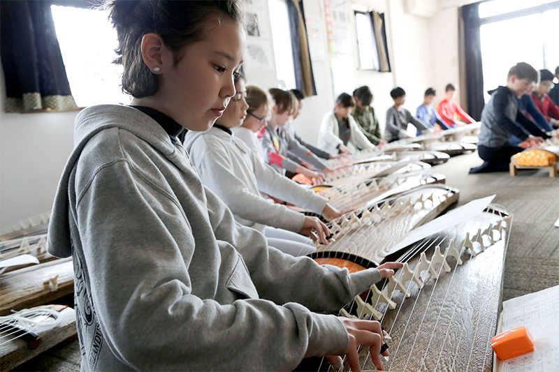 Учні зосереджені на музиці під час уроку Картіс