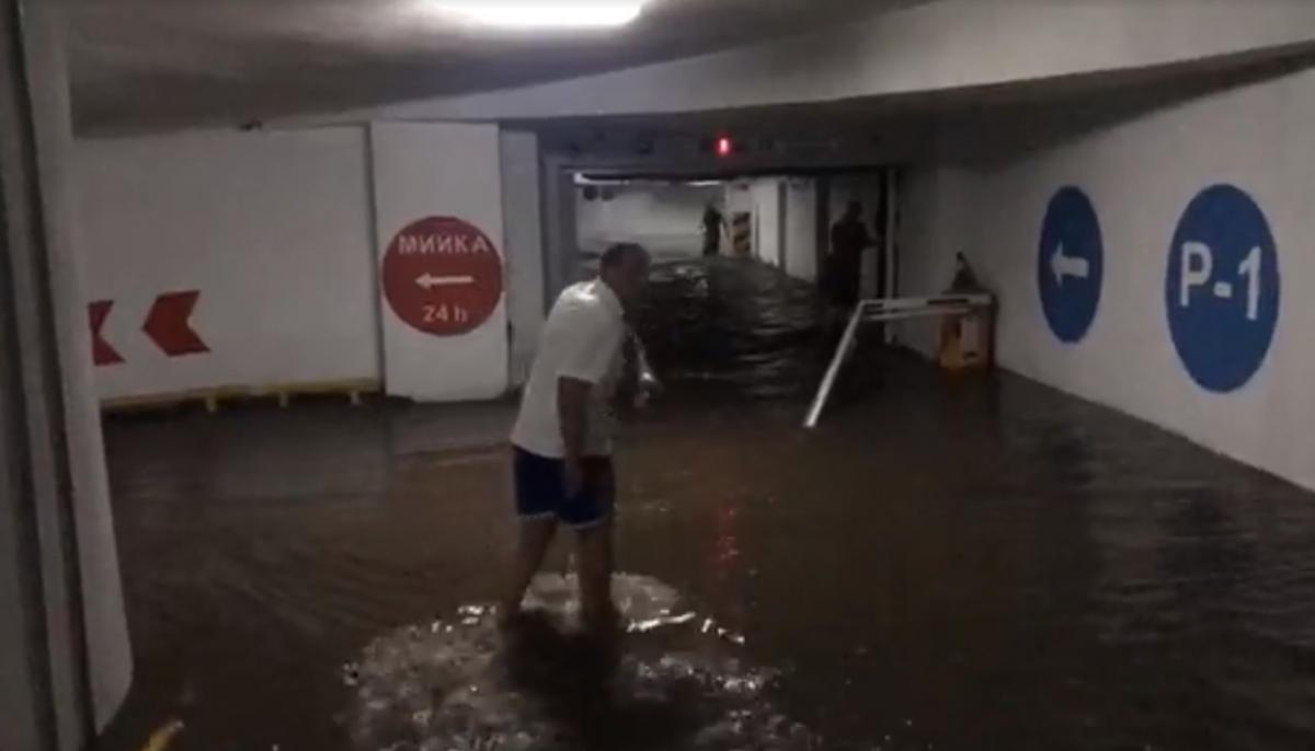 Знаходиться поруч ТЦ «   Гуллівер   »В результаті опадів затопило підземний паркінг, супермаркет і ресторан