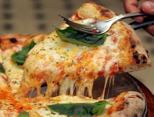 Для того щоб вона вийшла не гірше ніж у італійських кухарів, необхідно знати, скільки по часу потрібно готувати піцу в духовці