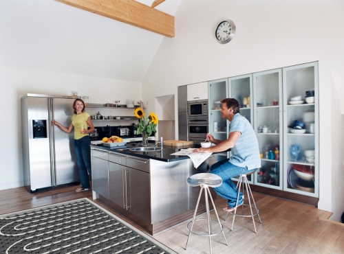 Тепла підлога на кухні - сучасний рівень комфорту, що перетворює звичну робочу обстановку для приготування їжі в затишне приміщення, де хочеться відпочити і отримати насолоду від чашкою ароматної кави
