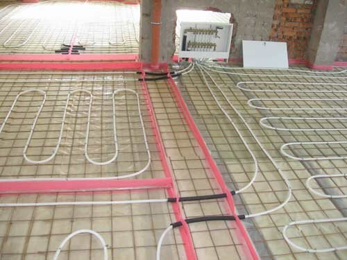У кожен сектор повинен бути покладений свій контур теплої підлоги, а в місцях перетину ними стрічки, труби повинні бути покладені в металеві або пластикові гільзи