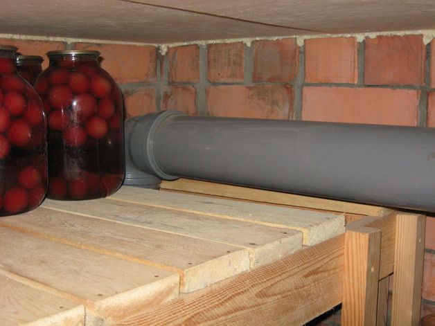 Призначення витяжної труби вентиляції в гаражі з погребом - видаляти з повітря вологу і отруйні речовини