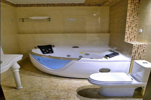 Вузька ванна або вузький туалет обробити найкраще в таких стилях, як хай-тек, мінімалізм і конструктивізм